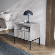 Nachttisch KARI S54 – Grau mit geriffelter Front und goldenem Griff
