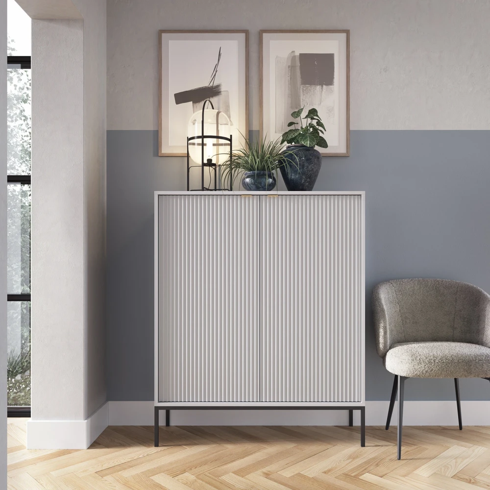 Kommode KARI K104 mit geriffelten Fronten und goldenen Griffen Kommode KARI K104 mit geriffelten Fronten und goldenen Griffen