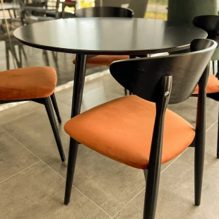 Klassischer Holzstuhl KS80