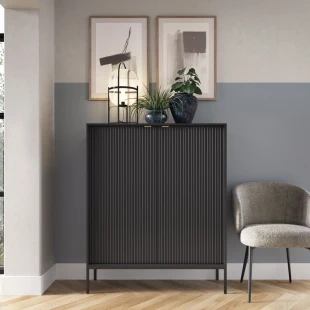 Kommode KARI K104 mit geriffelten Fronten und goldenen Griffen