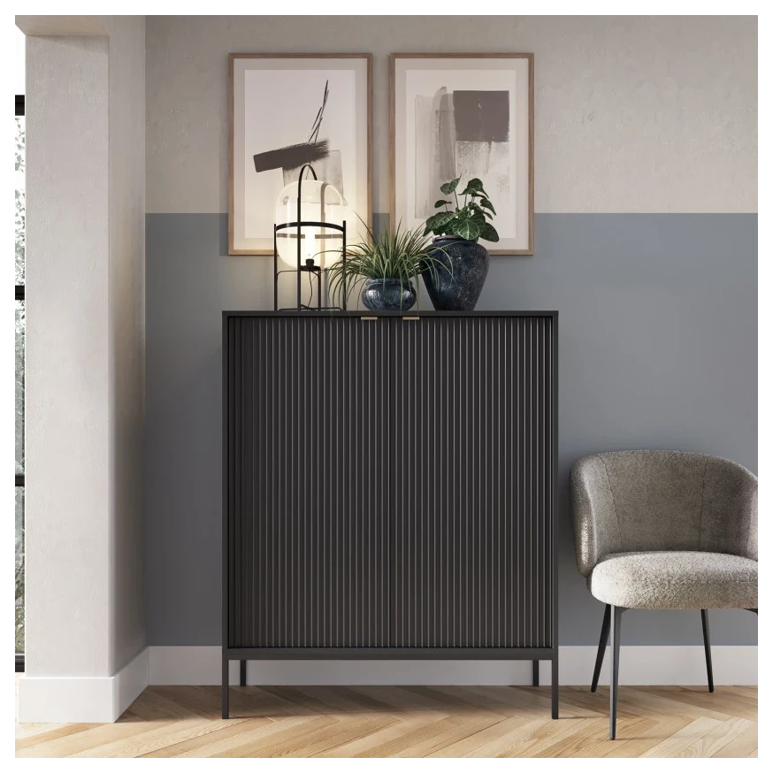 Kommode KARI K104 mit geriffelten Fronten und goldenen Griffen Kommode KARI K104 mit geriffelten Fronten und goldenen Griffen