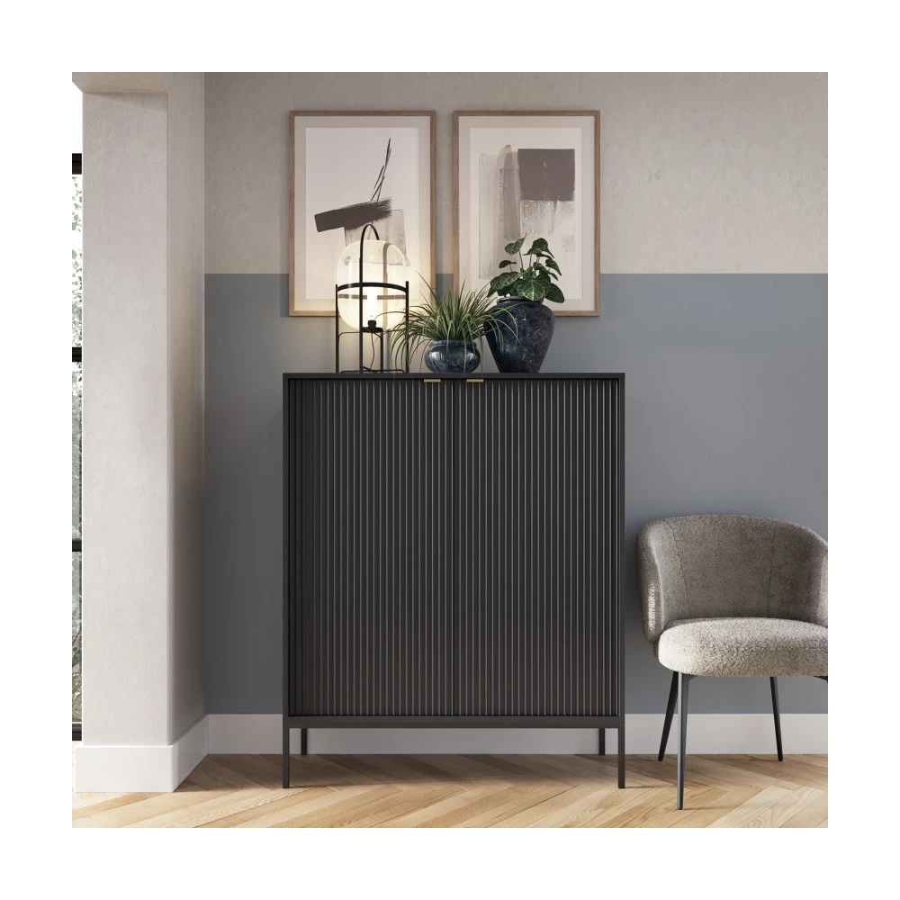 Kommode KARI K104 mit geriffelten Fronten und goldenen Griffen Kommode KARI K104 mit geriffelten Fronten und goldenen Griffen